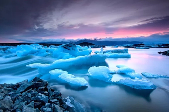 去冰岛如何能看到极光？  首先，冰岛是唯一一个全境都能看到极光的国家，极光的季节是最早从八月中下旬到来年的三月左右，通常九月开始是比较好的季节。 当然不是只要晚上都能看到极光，所谓的幸运就是极光会在任何时候出现，如果你等一整晚，那应该是可以看到，如果你指数等待了一个小时，那也许只是空等。一般来说，前半夜都是有希望看到极光的。  进入11月，北极圈内的冰岛开始了极夜，再没有讨厌的太阳妨 碍你看极光。因为冰岛基本都处在北极圈内，极夜的时间变得更长，看极光的概率也更大。不过，冰岛12月和1月的风非常的大，